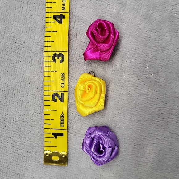 Flower Brooch or Pin 🌼 with Crystals - Picture 10 of 10